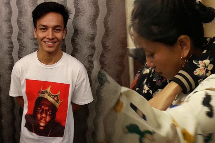 Jefri Nichol (kiri). Ibunda Jefri Nichol menjenguk anaknya di Polres Metro Jaya (kanan).