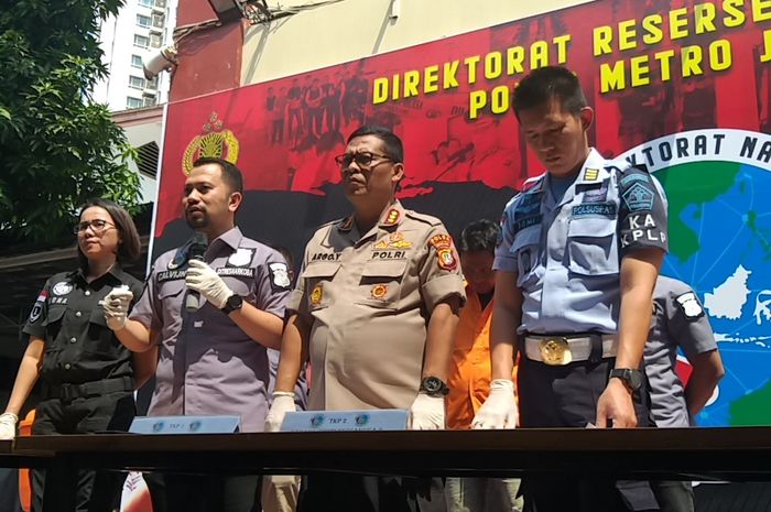 Ditresnarkoba Polda Metro Jaya bersama Kombespol Argo Yuwono saat rilis pengembangan kasus narkoba Nunung, di Polda Metro Jaya, Jakarta Selatan, Kamis (25/7/2019).