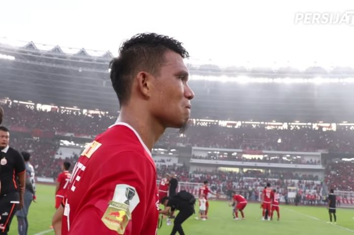 Momen ketika gelandang Persija Jakarta, Sandi Darman Sute alias Sandi Sute tak kuat menahan rasa haru usai kemenangan timnya atas PSM Makassar, Minggu (21/7/2019).