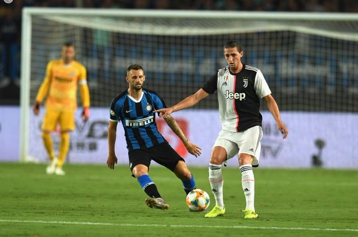 Gelandang Juventus, Adrien Rabiot (kanan), berduel dengan pemain Inter Milan, Marcelo Brozovic (kiri) dalam laga International Champions Cup 2019 di Nanjing Olympic Sports Center, 24 Juli 2019.  