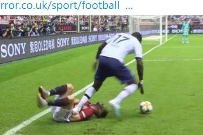 Gelandang Tottenham Hotspur, Moussa Sissoko (kanan), melanggar pemain Manchester United, Daniel James, dalam laga International Champions Cup 2019 di Stadion Hongkou, 25 Juli 2019.