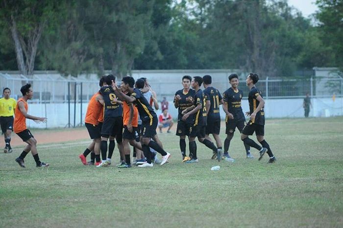Pemain Persipa Pati merayakan gol yang dicetak Ihsan Ramadhani ke gawang Persipur Purwodadi pada gelaran Liga 3 2019.