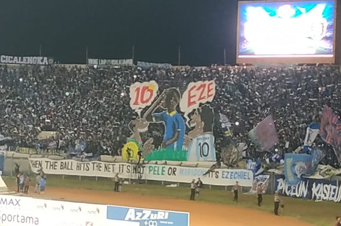 Koreografi berbentuk Ezechiel Ndouasel dari para suporter Persib Bandung yang ditampilkan pada laga kontra Bali United di Stadion Si Jalak Harupat (SJH), Soreang, Kabupaten Bandung, Jumat (26/7/2019).