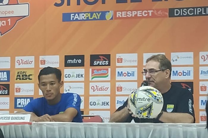 Pemain dan pelatih Persib Bandung, Henhen Herdiana serta Robert Rene Alberts seusai laga kontra Bali United, Jumat (26/7/2019).