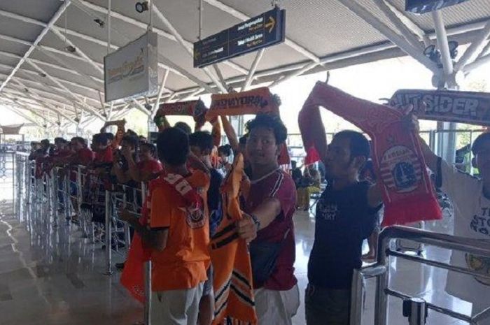 Ratusan suporter Persija Jakarta memadati bandara Sultan Hasanuddin, Makassar menjelang laga final leg kedua Piala Indonesia 2018.