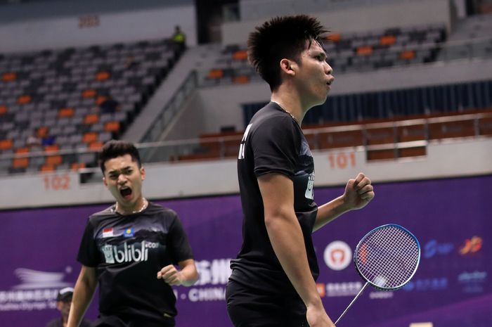 Pasangan ganda putra Indonesia, Leo Rolly Carnando/Daniel Marthin, melakukan selebrasi pada laga perempat final Kejuaraan Asia Junior 2019 di Suzhou Sports Olympic Center, China, Jumat (26/7/2019).