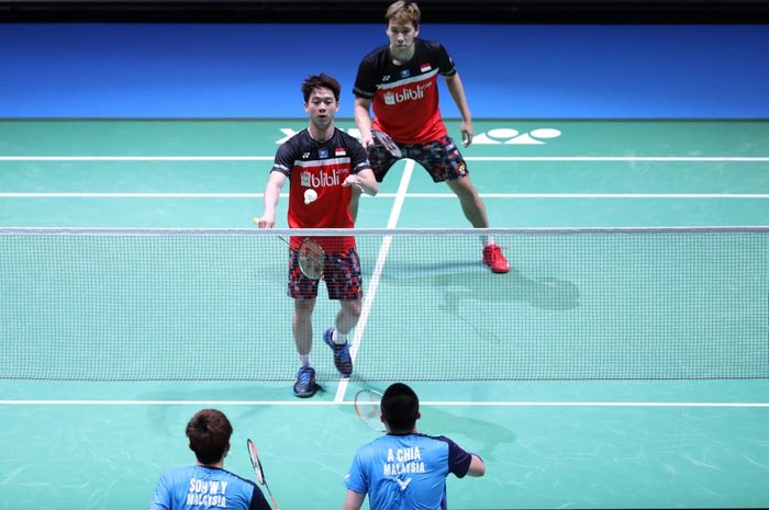 Pasangan ganda putra Indonesia, Marcus Fernaldi Gideon (depan)/Kevin Sanjaya Sukamuljo saat menjalani babak perempat final Japan Open 2019, di Musashino Forest Plaza, Tokyo, Jumat (26/7/2019).