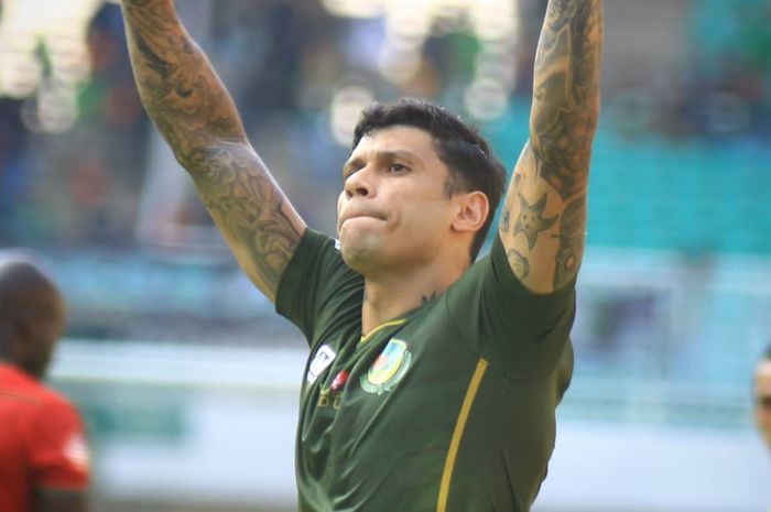 Striker Tira-Persikabo, Ciro Alves, melakukan selebrasi setelah mencetak gol ke gawang Kalteng Putra pada pekan ke-11 Liga 1 2019.