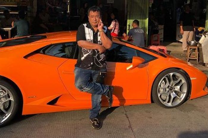 Hotman Paris dan mobil mewahnya