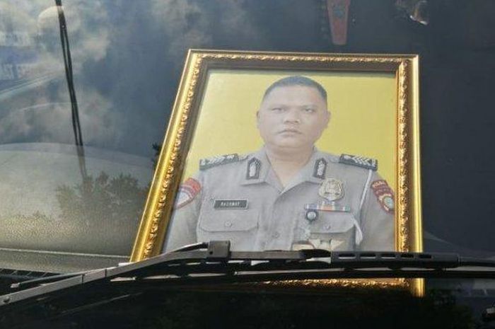 Foto mendiang Bripka Rachmat Effendy yang akan digunakan dalam acara pemakaman..