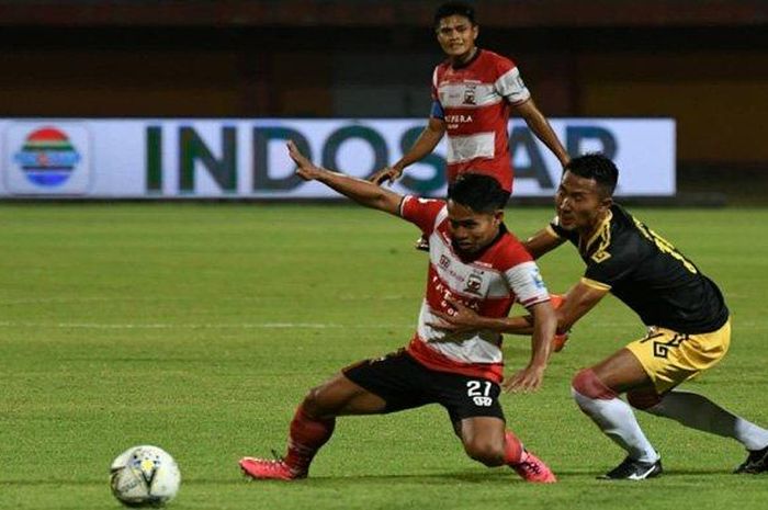 Pemain Madura United ketika berduel melawan pemain Perseru Badak Lampung FC dalam Liga 1 2019, di Stadion Gelora Madura Ratu Pamelingan Pamekasan, Sabtu (27/7/2019) malam.
