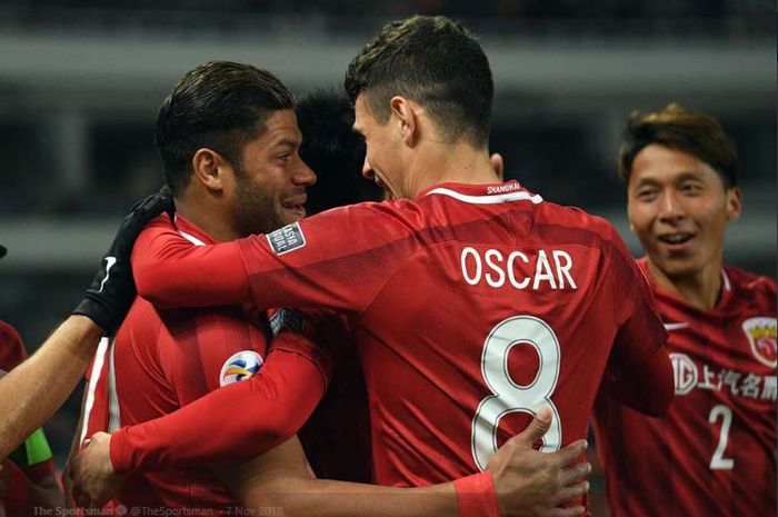 Dua pemain Shanghai SIPG, Oscar Emboaba (kanan) dan Hulk (kiri).