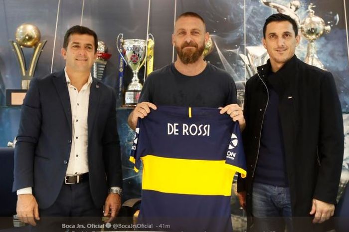 Gelandang Daniele De Rossi, memamerkan seragam Boca Juniors setelah menandatangani kontrak