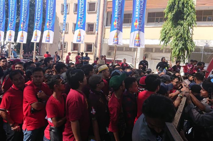 Para suporter memadati pintu masuk Stadion Mattoangin, Makassar, jelang final leg kedua Piala Indonesia PSM Makassar kontra Persija Jakarta, Minggu (28/7/2019).