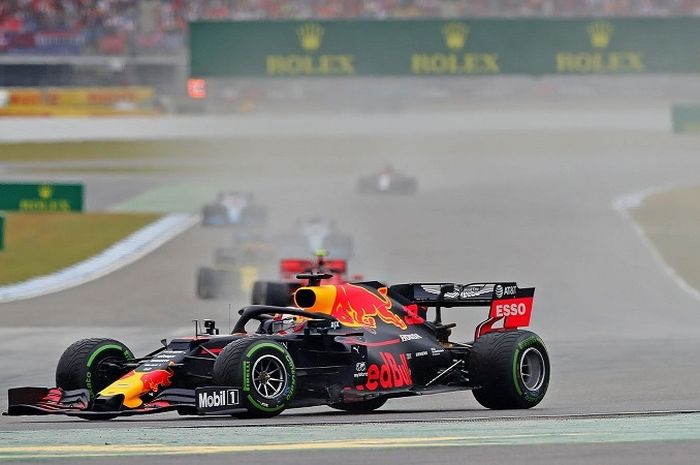 Momen saat Max Verstappen (Red Bull Racing) tergelincir dalam sesi balapan F1 GP Jerman 2019 yang digelar di Hockenheimring, Minggu (28/7/2019).