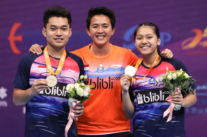 Pelatih ganda campuran junior Indonesia, Vita Marissa (tengah) bersama Leo Rolly Carnando/Indah Cahya Sari Jamil, yang berpose setelah menjuarai Kejuaraan Asia Junior 2019, di Suzhou Olympic Sports Centre, Suzho, China, Minggu (28/7/2019).