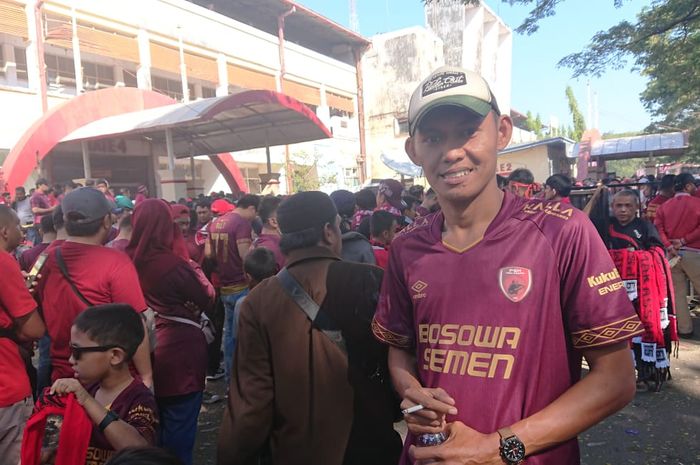 Haskim, seorang suporter PSM Makassar dari Kota Belopa, Kabupaten Luwu, yang hadir di Stadion Mattoangin pada laga leg kedua final Piala Indonesia, Minggu (28/7/2019).