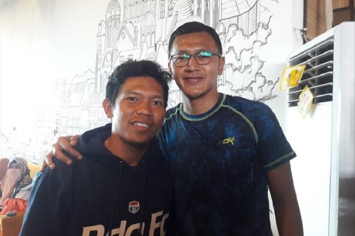 Eka Ramdani dan Zainal Arif memberikan dukungan semangata kepada pelatih Persib Bandung, Robert Rene Alberts.