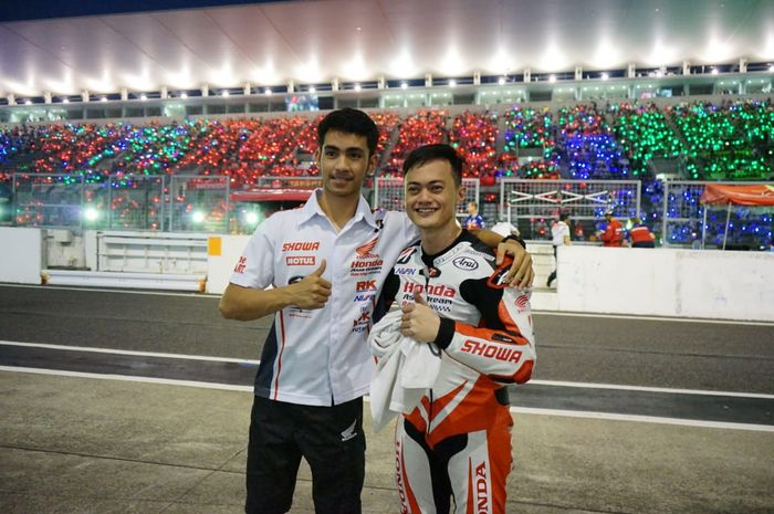 Duo pembalap Honda Asia-Dream Racing with SHOWA, Andi Gilang dan Muhammad Zaqhwan Zaidi (kanan) seusai berlomba pada Suzuka 8 Hours 2019 di Sirkuit Suzuka, Jepang, 28 Juli 2019. 