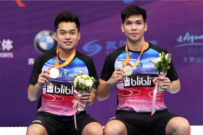 Pasangan ganda putra Indonesia, Leo Rolly Carnando (kiri)/Daniel Marthin, berpose di podium juara Kejuaraan Asia Junior 2019, di Suzhou Olympic Sports Centre, Suzhou, China, Minggu (28/7/2019).