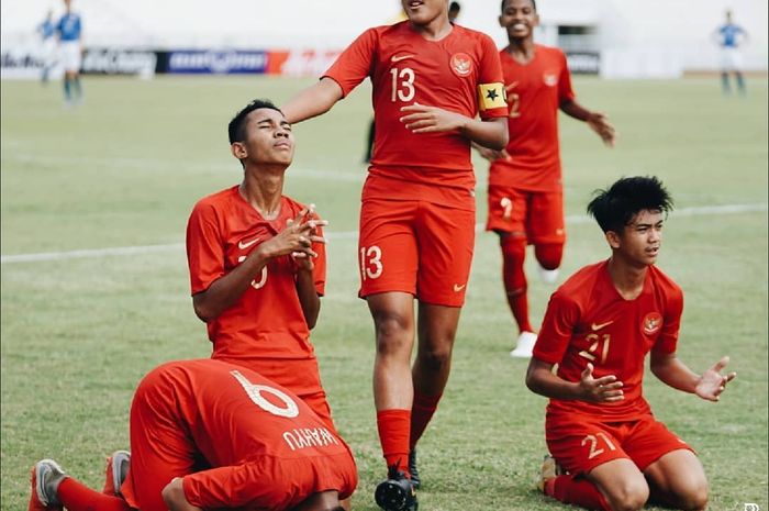 Selebrasi para pemain timnas U-15 Indonesia setelah Marselino mencetak gol ke gawang Singapura pada matchday kedua Grup A Piala AFF U-15 2019, Senin (29/7/2019).