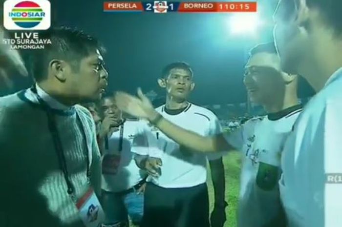 Pelatih Persela Lamongan, Nilmaizar (kiri), mendebat keputusan wasit dalam laga Liga 1 kontra Borneo FC di Surajaya, Lamongan, 29 Juli 2019.