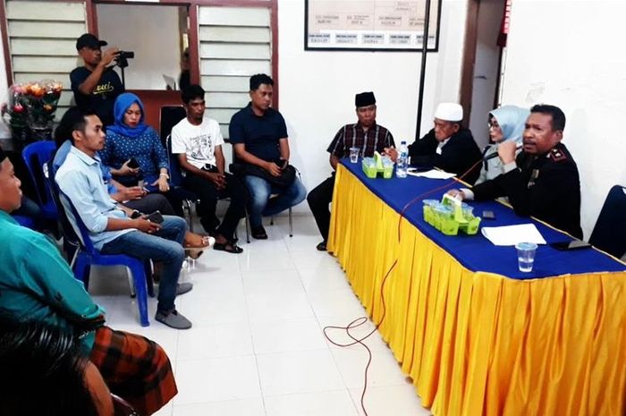 Pemerintah Desa Lamunre melakukan pertemuan dengan sejuml;ah pihak membahas persoalan Cinta Terlarang yang membuat resah warga setempat, Minggu (28/07/2019).