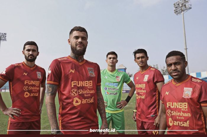 Para pemain Borneo FC berpose di lapangan.