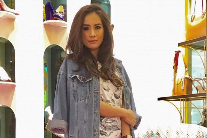 Pedangdut cantik ini rela susul sang suami yang lagi makan dengan <a href='https://manado.tribunnews.com/tag/istri-sah' title='istri sah'>istri sah</a>
