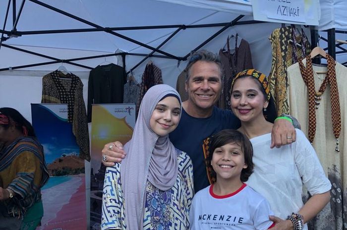 Keluarga Ayu Azhari dan Mike Tramp. Sang anak isabella tampil cantik pakai hijab.