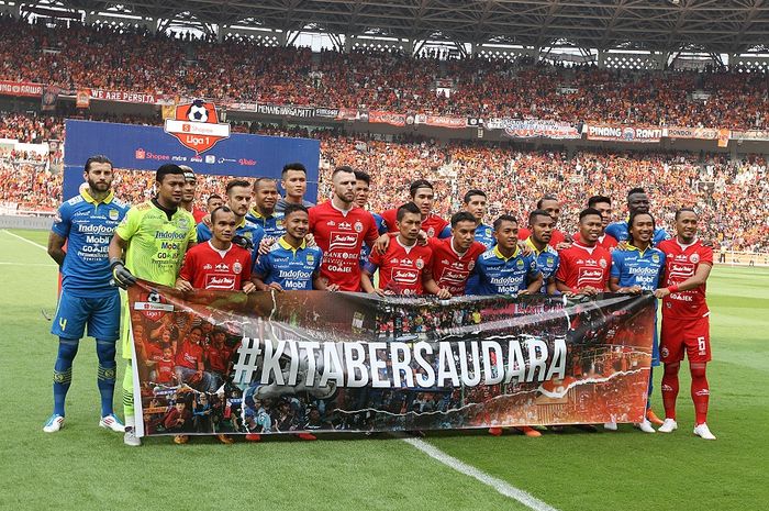 Skuat Persija Jakarta dan Persib Bandung berfoto bersama sebelum bertanding di Stadion Utama Gelora Bung Karno (SUGBK), Rabu (10/7/2019).