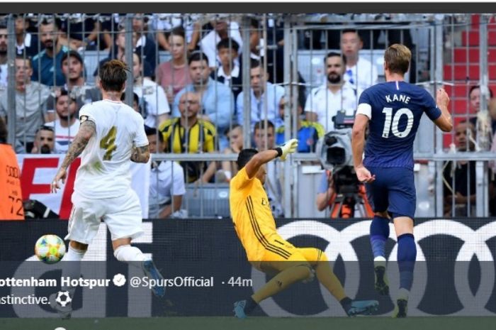Striker Tootenham Hotspur, Harry Kane, menjebol gawang Real Madrid dalam laga Piala Audi di Muenchen, Selasa (30/7/2019).