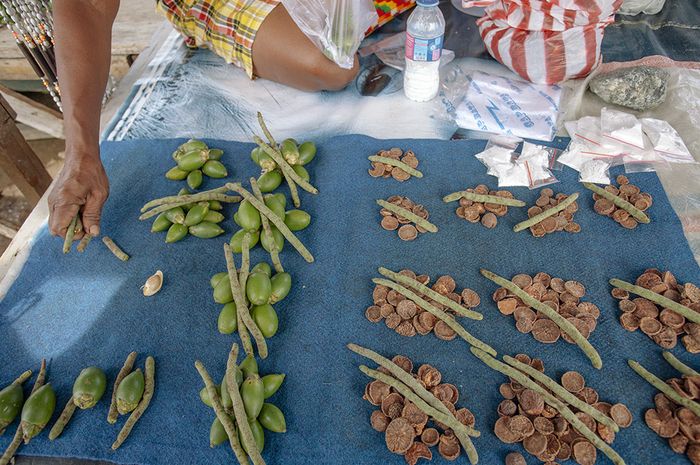 Beragam pinang yang dijual di Pasar Boswesen, Sorong, Papua Barat beragam. Dari harga dua ribu rupiah hingga puluhan ribu rupiah.