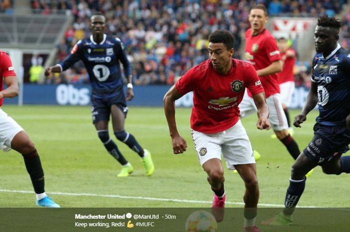 Aksi gelandang Manchester United, Jesse Lingard, menggiring bola saat pertandingan persahabatan melawan Kristiansund di Ullevaal Stadium, Oslo, Norwegia, 30 Juli 2019.