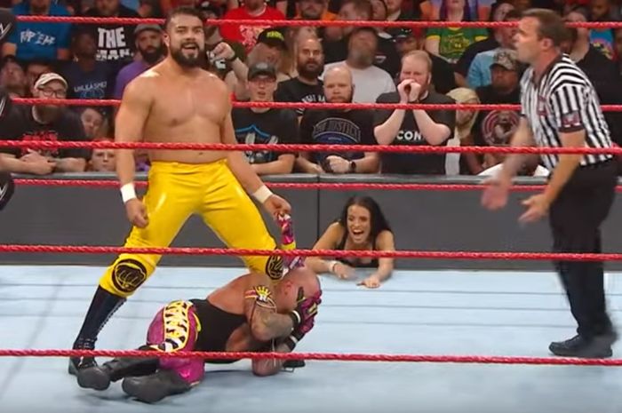 Andrade saat hendak melepas topeng Rey Mysterio