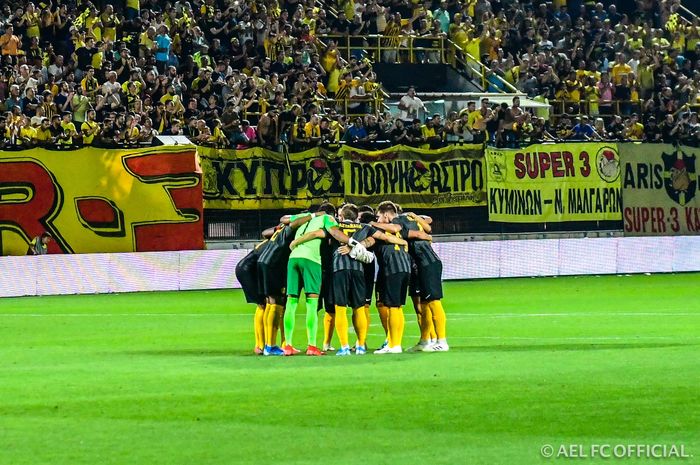 Para pemain AEL Limassol berdoa bersama sebelum memulai laga kontra tuan rumah Aris Salonica pada leg pertama putaran ketiga kualifikasi Liga Europa 2019-2020 di Kleanthis Vikelidis Stadium, 26 Juli 2019.