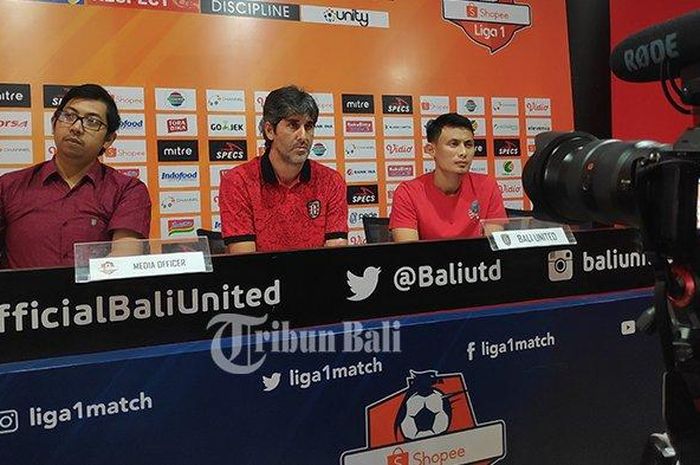 Pelatih Bali United, Stefano Cugurra didampingi Dias Angga saat konferensi pers jelang laga di Stadion Kapten I Wayan Dipta, Gianyar pada Rabu (31/7/2019).