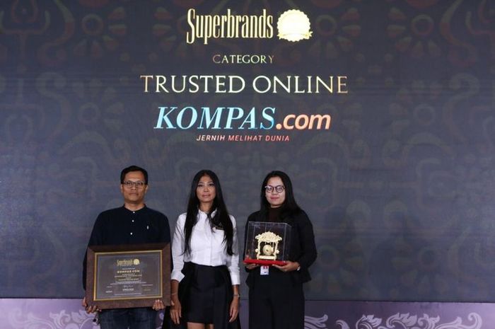 Kompas.com Editor-in-Chief Wisnu Nugroho received the 2019 Superbrands award for Kompas.com in the Trusted Online Media category