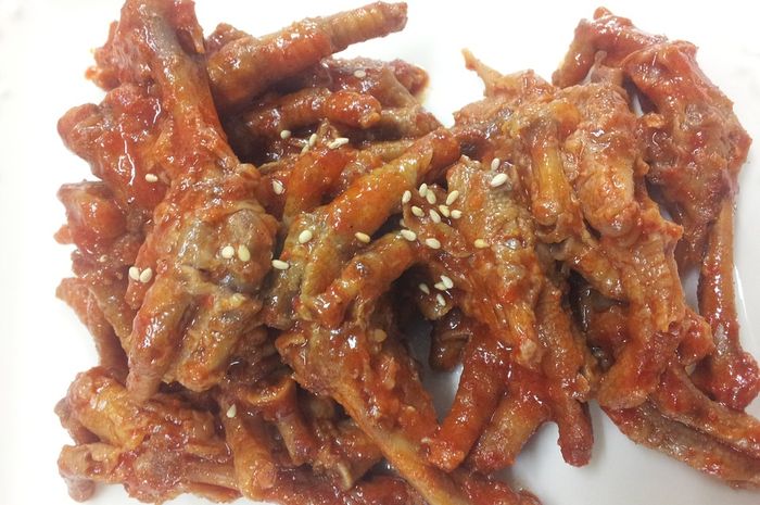 Makan Ceker Ayam, Menyehatkan atau Justru Berbahaya untuk Kesehatan? - Bobo
