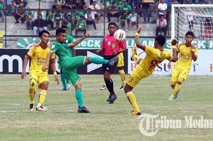 Pemain PSMS Medan, Aidun Sastra (kiri), saling berebut bola dengan pemain Sriwijaya FC, Ahmad Ihwan, pada lanjutan Liga 2 2019 di Stadion Teladan, Medan, pada 1 Agustus 2019