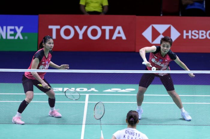 Pasangan ganda putri Indonesia, Greysia Polii/Apriyani Rahayu, mengembalikan kok ke arah Chang Ye-na/Kim Hye-rin (Korea Selatan) pada laga perempat final Thailand Open 2019 di Indoor Hua Mark Stadium, Jumat (2/8/2019).