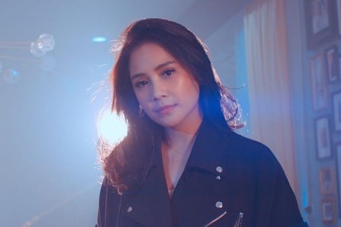 Nagita Slavina Bersihkan Tas Ratusan Juta Rupiah Pakai Tissue Basah