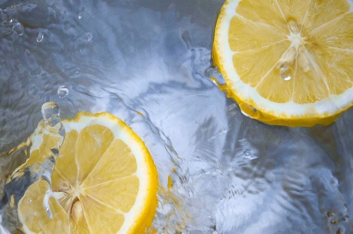 Minum air lemon di pagi hari memberikan berbagai manfaat