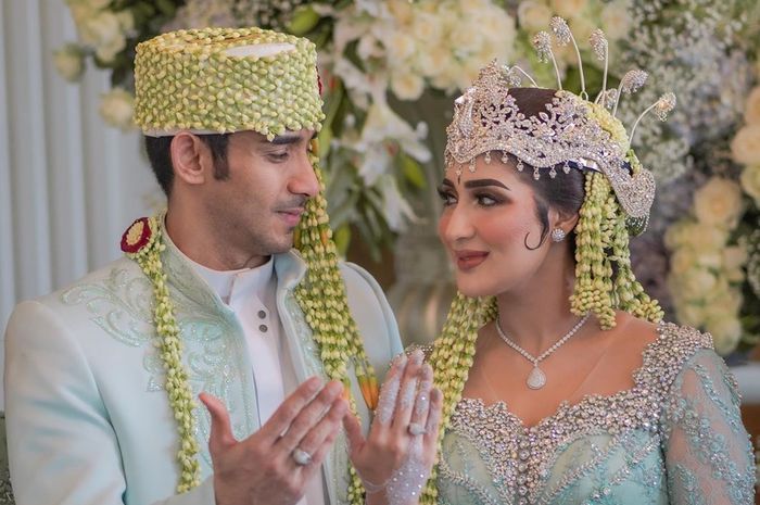 Super Mewah, Tania Nadira Gunakan Gaun Bertabur Swarovski