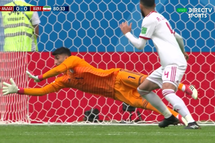 Kiper timnas Iran, Alireza Beiranvand, melakukan penyelamatan ketika timnya melawan Maroko pada Piala Dunia 2018.