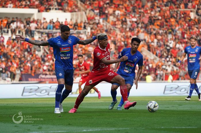 Dua pemain Arema FC, Arthur Cunha dan Hanif Sjahbandi menjaga pergerakan gelandang Persija Jakarta, Bruno Matos, di Stadion Utama Gelora Bung Karno (SUGBK), Sabtu (3/8/2019).
