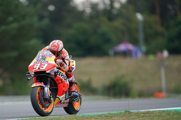 Marc Marquez (Repsol Honda) kala mengaspal di Automotodrom Brno untuk mengikuti salah satu sesi latihan bebas MotoGP Republik Ceska 2019, Jumat (2/8/2019)