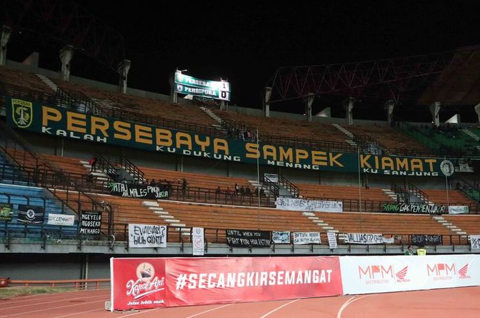 Salah satu tribune greennord kosong ketika Persebaya Surabaya menjamu Persipura Jayapura, Jumat (2/8/2019).