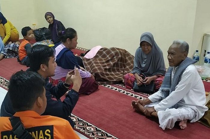 Petugas Pos SAR mengecek pengungsi di Masjid Ar Rasyid, Palabuhanratu, Sukabumi, Jawa Barat, Sabtu (3/8/2019)..