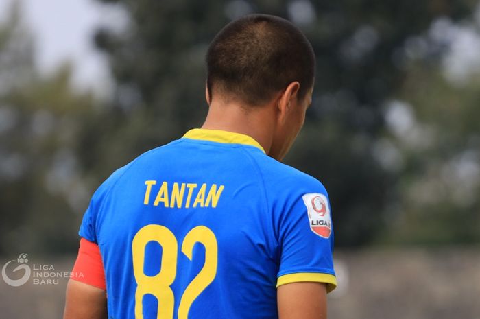 Mantan Kapten Persib B Blitar United, Tantan, saat membela timnya di Liga 2 2019.